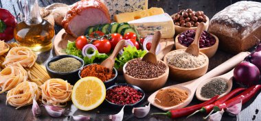 Masada çeşitli organik gıda ürünleri var..