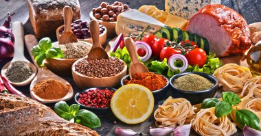 Masada çeşitli organik gıda ürünleri var..