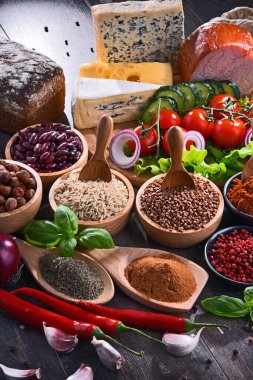 Masada çeşitli organik gıda ürünleri var..