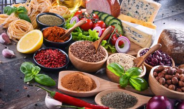 Masada çeşitli organik gıda ürünleri var..