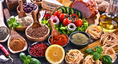 Masada çeşitli organik gıda ürünleri var..