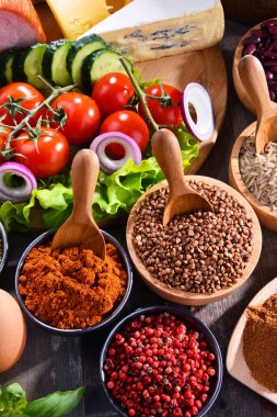 Masada çeşitli organik gıda ürünleri var..