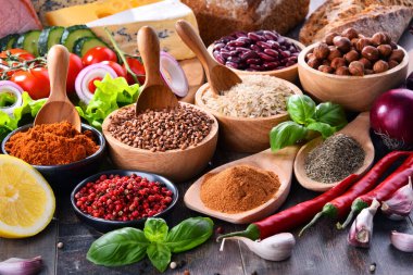 Masada çeşitli organik gıda ürünleri var..