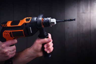 Erkek eller matkabı tutuyor.. 