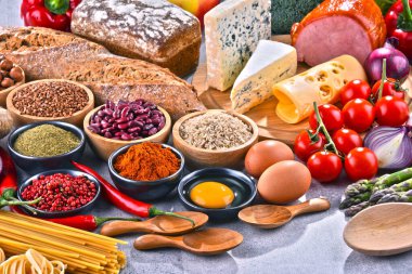 Masada çeşitli organik gıda ürünleri var..