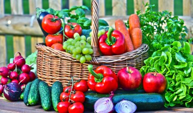 Hasır sepette çeşitli taze organik sebzeler..