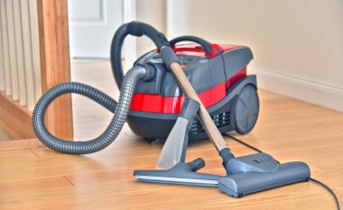 Evin zemininde kullanmak için elektrikli süpürge..