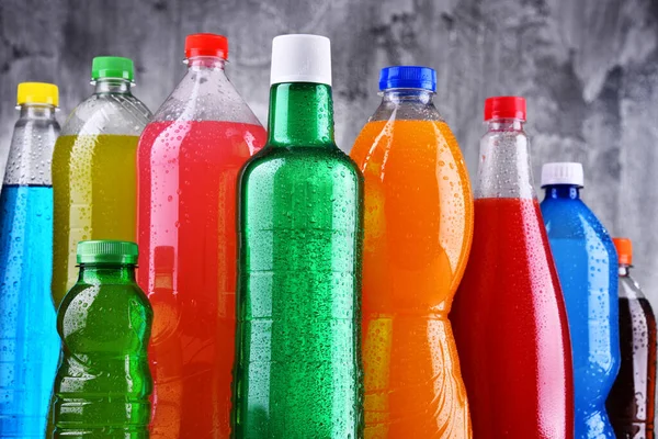 Plastic Flessen Van Diverse Koolzuurhoudende Frisdranken Verschillende Kleuren — Stockfoto