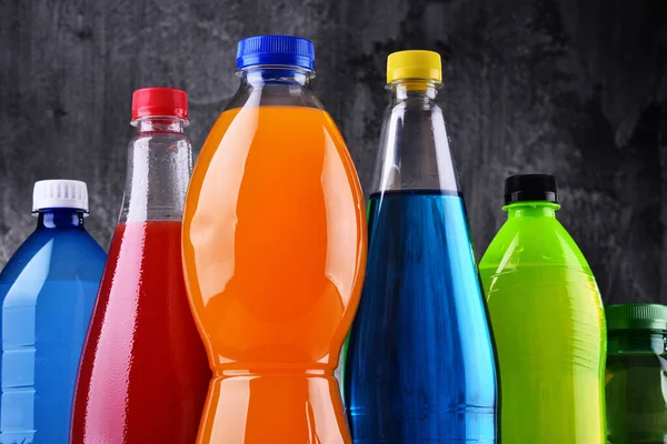 Bouteilles Plastique Boissons Gazeuses Assorties Dans Une Variété Couleurs — Photo