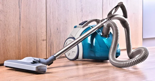 Canister Vacuum Cleaner Untuk Penggunaan Rumah Panel Lantai Apartemen — Stok Foto