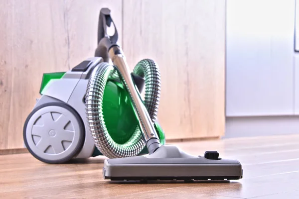 Canister Vacuum Cleaner Untuk Penggunaan Rumah Panel Lantai Apartemen — Stok Foto