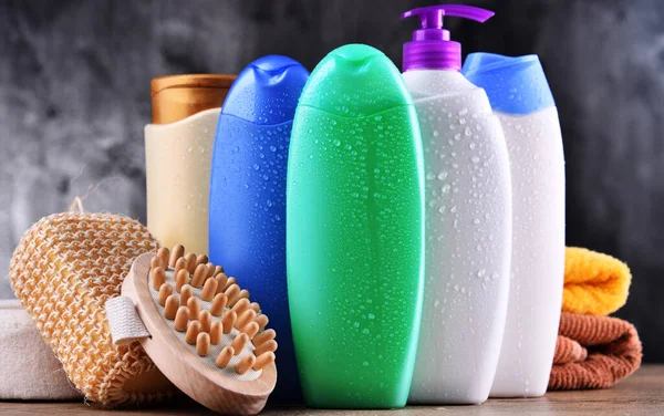 Plastik Şişeler Dolusu Vücut Bakımı Güzellik Ürünleri — Stok fotoğraf