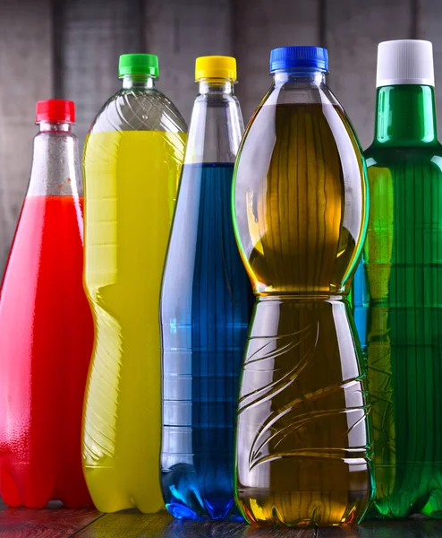 Plastic Flessen Van Diverse Koolzuurhoudende Frisdranken Verschillende Kleuren — Stockfoto