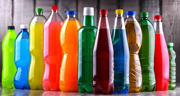 Plastic Flessen Van Diverse Koolzuurhoudende Frisdranken Verschillende Kleuren — Stockfoto