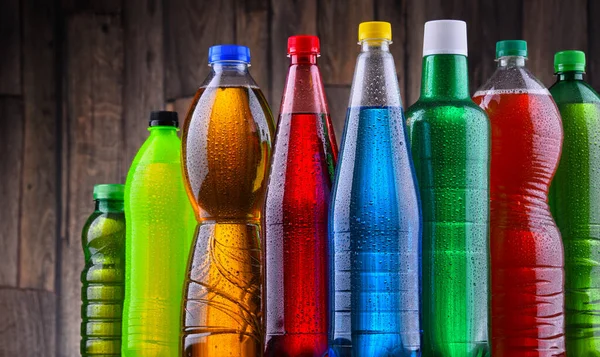 Plastic Flessen Van Diverse Koolzuurhoudende Frisdranken Verschillende Kleuren — Stockfoto