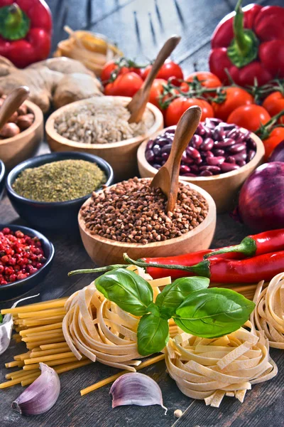 Masada çeşitli organik gıda ürünleri var..