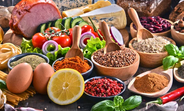 Samenstelling Met Diverse Biologische Voedingsmiddelen Tafel — Stockfoto