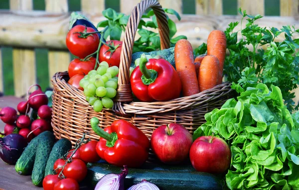 Variety Čerstvé Ekologické Zeleniny Proutěném Koši — Stock fotografie