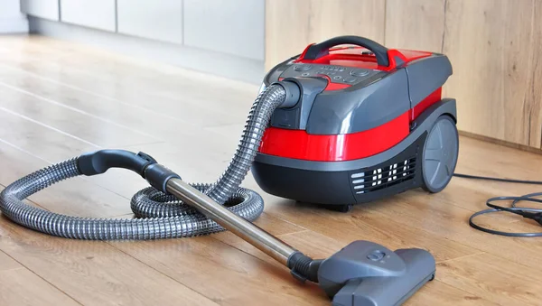 アパートの床に家の使用のためのキャニスター掃除機 — ストック写真