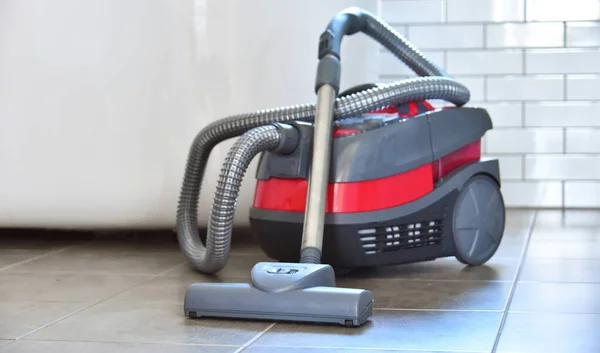 アパートの床に家の使用のためのキャニスター掃除機 — ストック写真
