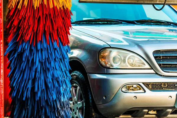 Carro Passando Por Uma Máquina Automatizada Lavar Carros — Fotografia de Stock