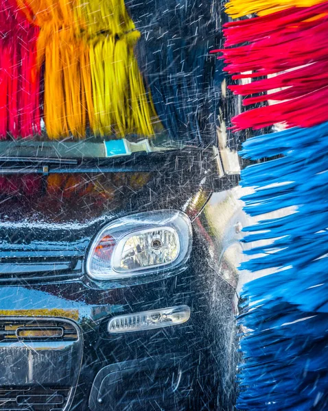 Auto Fährt Durch Eine Automatisierte Waschmaschine — Stockfoto