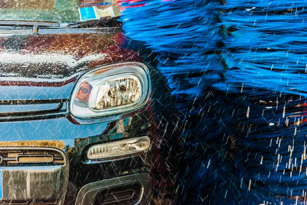 Αυτοκίνητο Που Διέρχεται Από Ένα Αυτόματο Πλυντήριο Αυτοκινήτων — Φωτογραφία Αρχείου