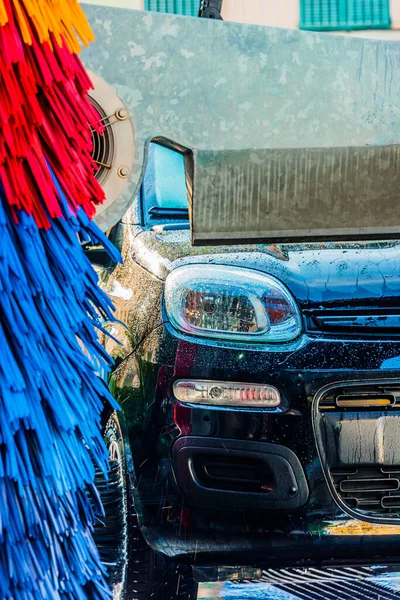 Auto Che Passa Attraverso Una Lavatrice Automatizzata — Foto Stock