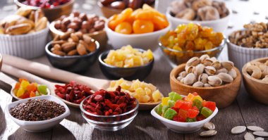 Kurutulmuş meyve ve fındıklı kompozisyon. Lezzetler.