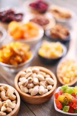 Kurutulmuş meyve ve fındıklı kompozisyon. Lezzetler.