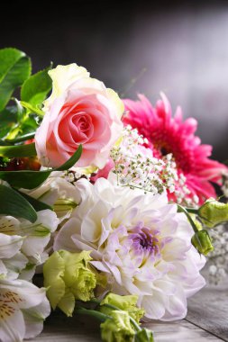 Taze kesilmiş çiçek buketiyle kompozisyon.