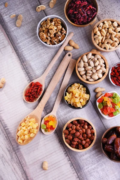 Kurutulmuş meyve ve fındıklı kompozisyon. Lezzetler.