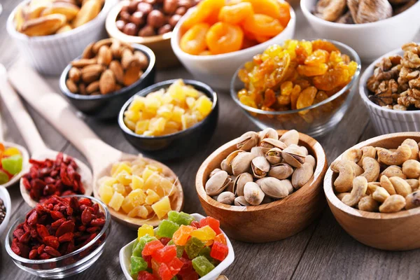 Kurutulmuş meyve ve fındıklı kompozisyon. Lezzetler.