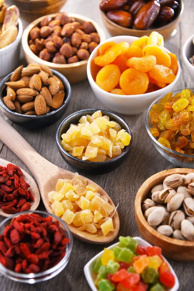 Kurutulmuş meyve ve fındıklı kompozisyon. Lezzetler.