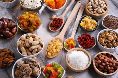 Kurutulmuş meyve ve fındıklı kompozisyon. Lezzetler.