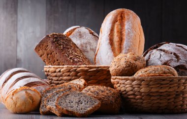 Hasır sepette çeşitli fırın ürünleriyle kompozisyon