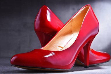 Bir çift yüksek topuklu kırmızı ayakkabıyla kompozisyon.