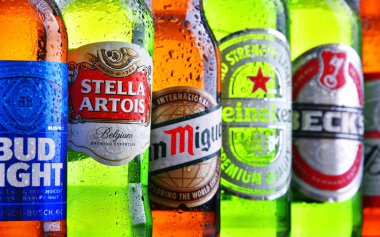 POZNAN, POL - 19 Temmuz 2018: Heineken, Bud, Miller, Tuborg, Becks, Stella Artois, Peroni ve San Miguel gibi ünlü küresel bira markaları