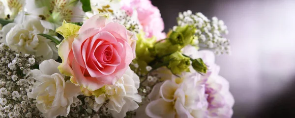 Composizione Con Bouquet Fiori Appena Recisi — Foto Stock