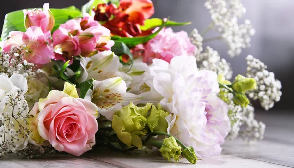 Komposition Mit Bouquet Von Frisch Geschnittenen Blumen — Stockfoto