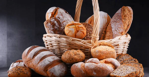 Samenstelling Met Diverse Bakkerijproducten Rieten Mandje — Stockfoto