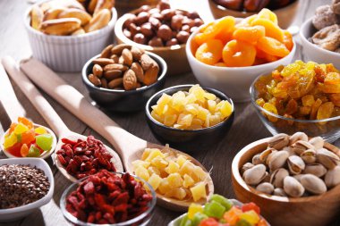 Kurutulmuş meyve ve fındıklı kompozisyon. Lezzetler.