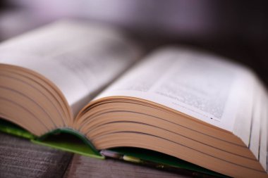 Masanın üzerinde açık bir kitapla kompozisyon.