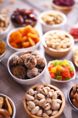 Kurutulmuş meyve ve fındıklı kompozisyon. Lezzetler.