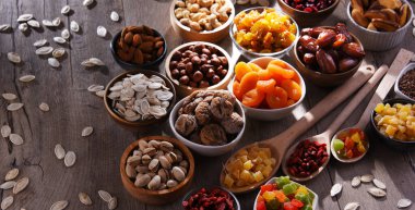 Kurutulmuş meyve ve fındıklı kompozisyon. Lezzetler.