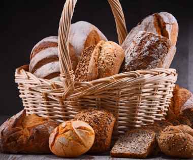 Hasır sepette çeşitli fırın ürünleriyle kompozisyon