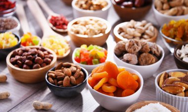 Kurutulmuş meyve ve fındıklı kompozisyon. Lezzetler.