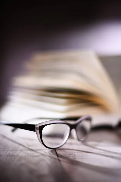 Kompozice Brýlemi Otevřenou Knihou Stole — Stock fotografie