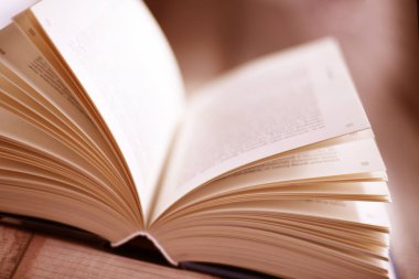 Masanın üzerinde açık bir kitapla kompozisyon.