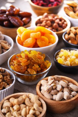 Kurutulmuş meyve ve fındıklı kompozisyon. Lezzetler.